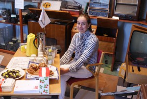 Arijana Rekic serverade fika bland AGAs radioapparater. BILD: ELIN ANDERSSON