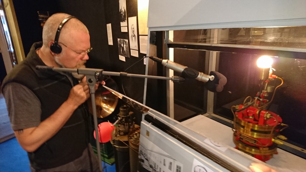 Ulf Söderberg spelar in ljudet av klippapparaten till Hammarö skärgårdsmuseum. BILD: ELIN ANDERSSON
